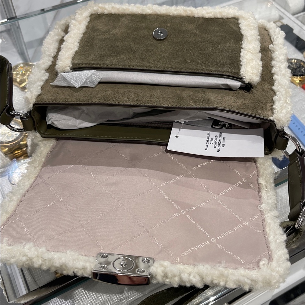 MICHAEL KORS Bradshaw Medium Suede and Faux Shearling Messenger Bag
Olive
NWT
L - Picture 9 of 16